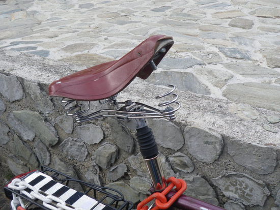 Für 4 Euro im letzten Herbst in der Ukraine erstanden, hatte er damals meine Tour gerettet. Und da muß ihm ausgerechnet eine slowakische Straße den Garaus machen.