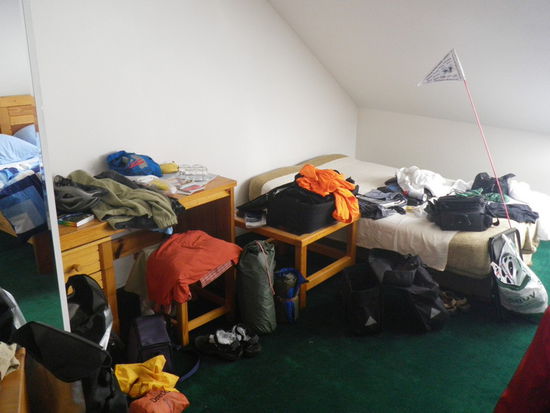 So sieht es nach einem Tag Verschnaufpause in unserem Zimmer aus. Es wird Zeit, das alles kompakt wieder auf die Gepäckhalter zu bringen und morgen per Bahn nach Kosice zu fahren.