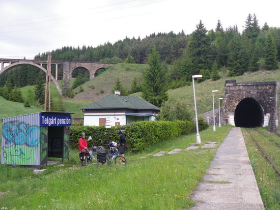 Abschied von Telgart Penzion: Von der Brücke links oben werden wir noch einmal einen Blick werfen können, der Zug schraubt sich im Tunnel bis auf die Brücke