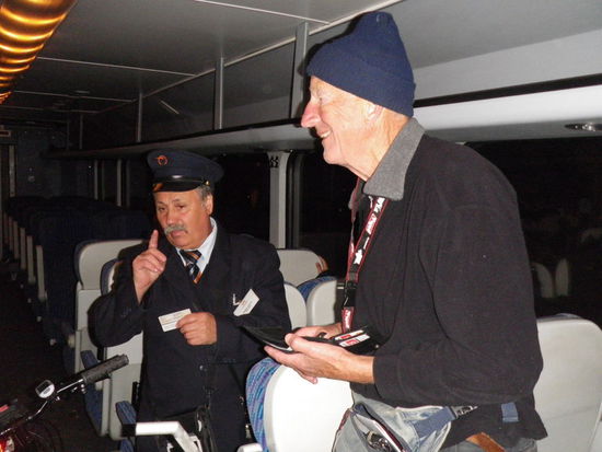 Das Personal ist fast überfordert. Mit drei Rädern gleichzeitig hätten wir uns anmelden müssen ! Bis Gabcicovo muß es erst einmal im Stehen gehen !