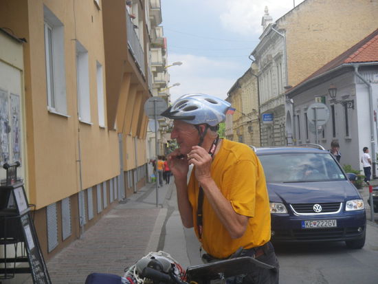 In der Slowakei herrscht Helmpflicht für Radler. In Kosice bekam ich nicht nur einen neuen Sattel, sondern auch einen passenden Helm. Aber sitzt der so richtig ?