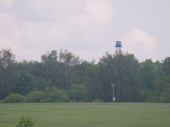Videokameras auf der slowakischen Seite, ein verwaister Wachtturm aus kommunistischer Zeit auf der ukrainischen Seite des Grenzbaches