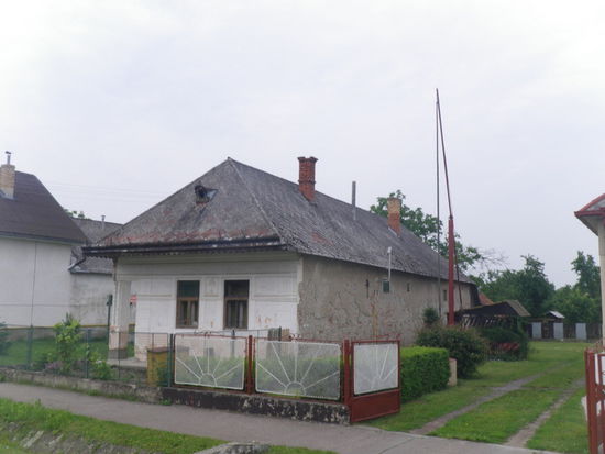  So könnte es auch in den Pußtadörfern Ungarns aussehen. Ziehbrunnen aus Holz findet man nirgends mehr.
