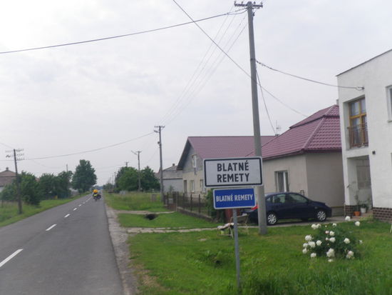 Zweisprachige Ortsschilder, auch dann, wenn die Bezeichnunghen identisch sind !