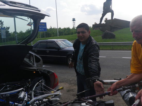 Die beiden bieten uns sogar an, uns bis in die Stadtmitte zu bringen, weil sie ohnehin dorthin fahren. Aber bitte, wenn ihr hier schon rauswollt, dann eben hier.