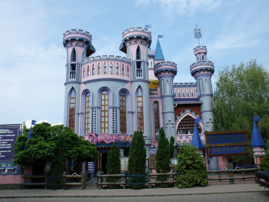 Dieser Tempel ist eine Kneipe mit Rolichtmilieu.