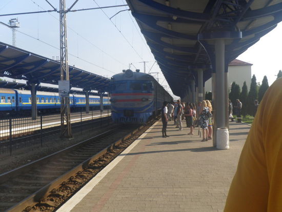 Unser Zug rollt ein, unsere mitgebrachten Griwna reichen noch für die Tickets und für jeden ein erstes ukrainisches Bier. Die Räder da hineinzuwuchten, wird ein hartes Stück Arbeit.
