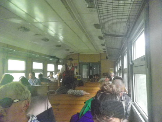 Großraumwagen mit Holzsitzen, für die Räder ist Platz im Eingangsbereich