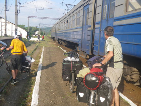 Ein- und Ausladen an diesen hohen Zügen erfordert Routine, vor allem mit Gepäck auf den Gepäckhaltern, wenn die Räder auf dem Bahnsteig kurz abgestellt werden müssen