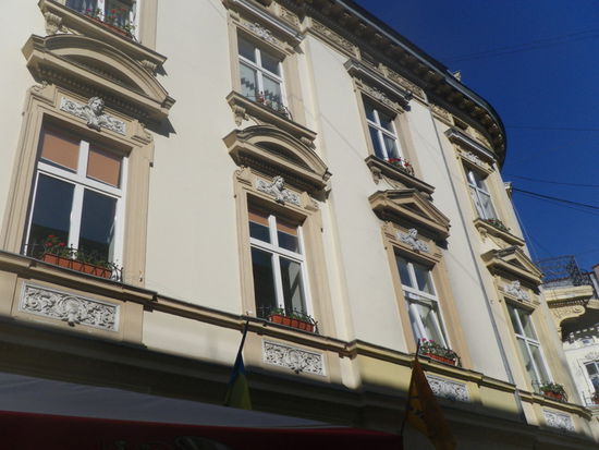 Die Fassaden sind eine Augenweide, leider noch nicht alle restauriert, aber Glaspaläste und moderne Bauten gibt es in der Innenstadt von Lemberg nicht, ein einziges Stadtmuseum!