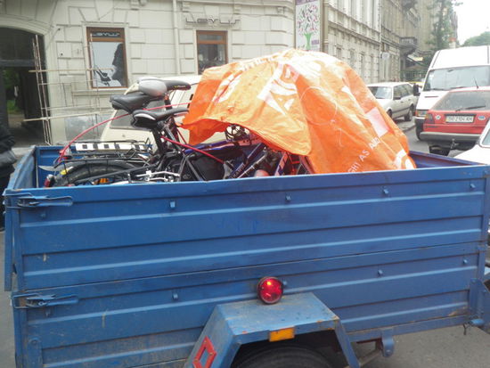 Unsere Räder brauchen wir die nächsten Tage nicht, denn Herr Professor Tarachenko wird mit uns in die Karpaten mitfahren und bietet wieder an, uns bis an die Grenze zur Slowakei zurückzubringen. Sein Anhänger wurde eigens repariert und nimmt erst die Räder, später noch unser Gepäck auf.
