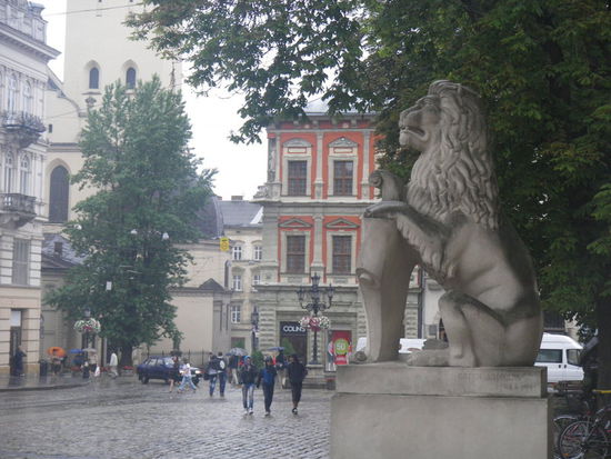 Der Name Lemberg kommt von Löwe, das Wappentier des Stadtgründers, zwei steinerne Löwen stehen vor dem Rathaus der Stadt