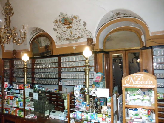 Wo findet man noch so eine historische Apotheke ? Sie ist noch in Betrieb, hier kann man alles kaufen.