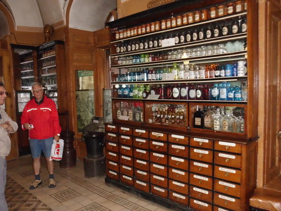 Museumsapotheke oder Apothekenmuseum ? Eine sehenswerte Apotheke, deren Aussehen seit 200 Jahren nicht verändert worden ist.