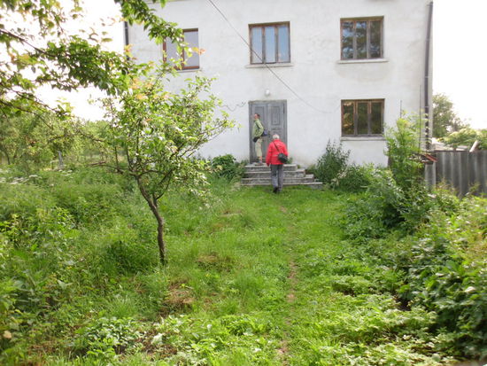 Durch nasses Gras zu unserer Unterkunft bei Josef, dem Imker