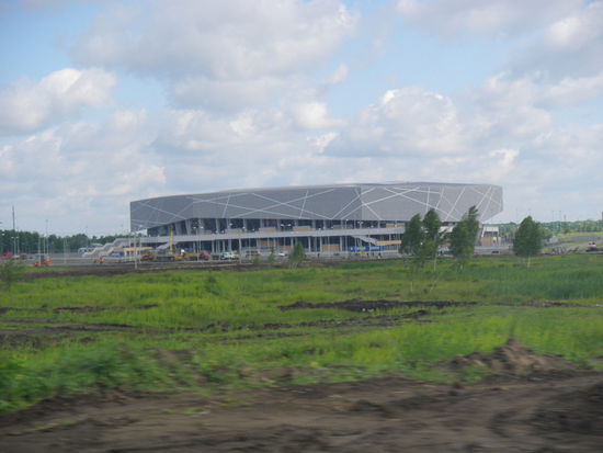 Das neue Fußballstadion von Lemberg. Hier finden in wenigen Tagen die EM 2012-Spiele statt. Wo sind nur die zugehörigen Parkplätze und Zufahrtstraßen ?