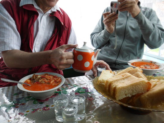 Zur Begrüßung gibt es Bortsch, aus der Kaffekanne puren Wodka