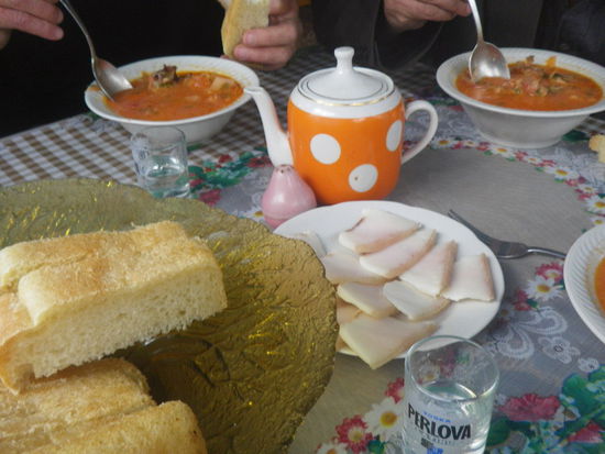 Dazu noch Speck scheibenweise und etwas selbstgebackenes Brot