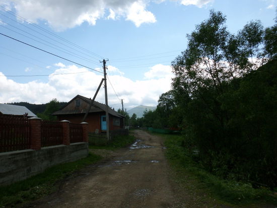 Die Hauptstraße im Dorf