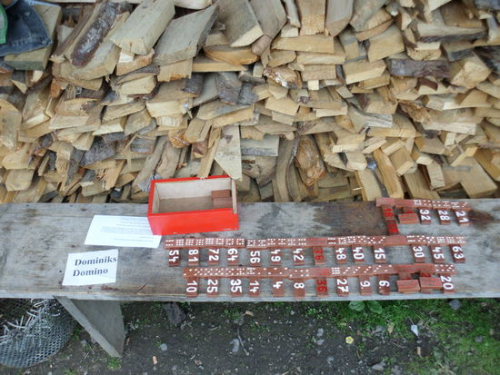 Mein mitgebrachtes Dominospiel muß ich allein spielen. Die Kinder haben das Einmaleins auf der Schule noch nicht gehabt, für die Erwachsenen liegt die Schulzeit zu weit zurück; sie trauen sich nicht mitzuspielen. Ich werde das Spiel der Bücherei der Schule spendieren und Sergej wird die Spielregeln dazu ins Ukrainische übersetzen, vielleicht begeistert es dann einmal ein paar neugierige Schüler.