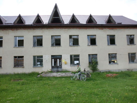 In Huzne gibt es sogar ein Postamt, nämlich der Raum links der Tür mit heiler Fensterscheibe. Geöffnet dreimal wöchentlich 2 Stunden.