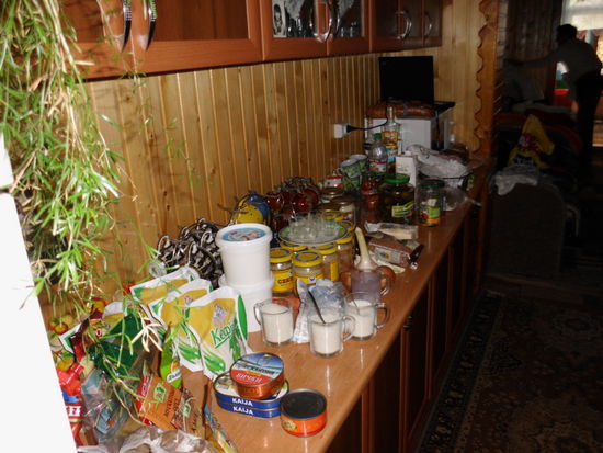 Unser Großeinkauf aus dem Supermarkt in Lemberg. Prof. Tarachenko ist leidenschaftlicher Koch und schon ganz erpicht darauf, etwas Deftiges für uns zuzubereiten. Die Genehmigung, in Katarinas Küche zu kochen, bekommt er erst am zweiten Abend nach gutem Zureden. Katarina wollte uns doch eigentlich bewirten !