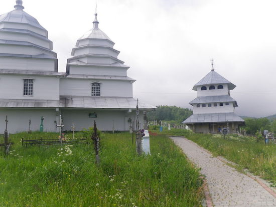 Auf dem Weg zum Pfingstgottesdienst in Huzne
