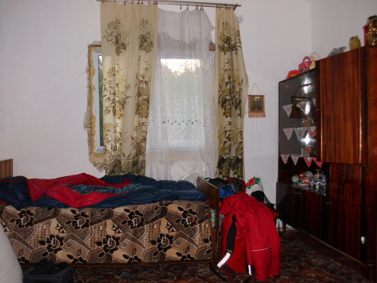 Jonas und ich schlafen in der guten Stube. Dabei staunen wir über die gute Isolierung des Hauses: Draußen ist es schwülwarm geworden, hier drin ist es weiter kalt.