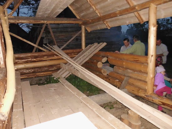 Hier entsteht die Gartenlaube. Vorläufig wird hier noch das Holz für den Fußboden im Haupthaus zugeschnitten.