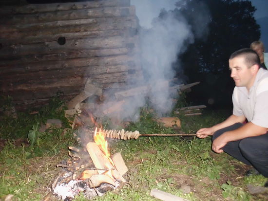 Natürlich gibt es was zu essen: Schaschlik aus puren Speckstücken, am Lagerfeuer gegrillt.