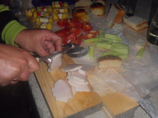 Bei so viel Appetit legt die Frau des Hauses noch nach. Und was wird aus dem Essen, das der Professor in Katarinas Küche zubereitet ? Das wirds morgen zum Frühstück geben!