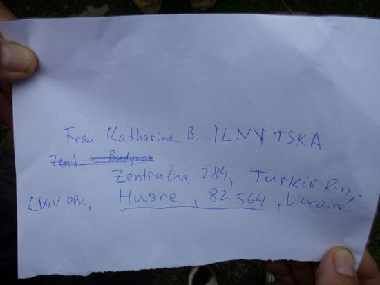Zum Abschied tauschen wir unsere Adressen aus, Sergej schreibt sie uns auf Lateinisch auf: Huzne mit Postleitzahl, Lemberg Oblast, Kreis Turka, Ukraine, damit ihr wieder hierher findet !