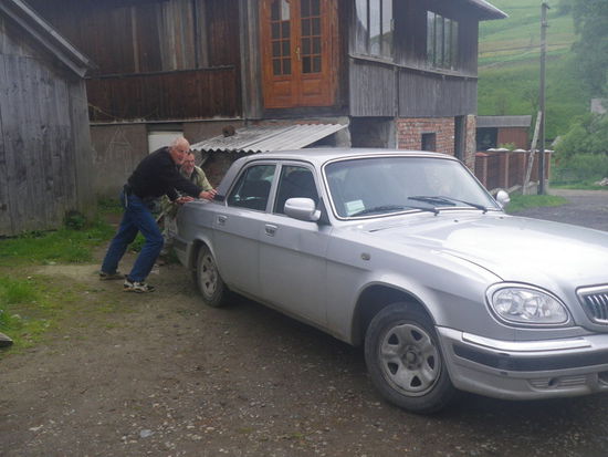 Die Batterie tuts nicht, deswegen müssen wir anschieben. (Wohlweislich hatte der Professor das Auto schon im Gefälle geparkt!)