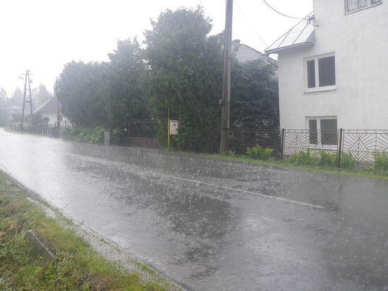 ausgerechnet in diesem Tal hat sich ein Gewitter angestaut. Wir wettern es in einer bedachten Bushaltestelle ab. Nur dauert es uns viel zu lange. Kommen wir etwa doch noch in Zeitdruck ?