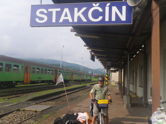 Ganz im Gegenteil, schon nach 15 km gibt es in Stakcin einen Bahnhof, wir kommen um 16.10 an und um 16.27 fähret ein Zug nach Kosice, wir brauchen nicht einmal in Humenne umzusteigen und in Kosice haben wir sofort Anschluß nach Spiska Nova Ves, sagt uns der Schaffner.