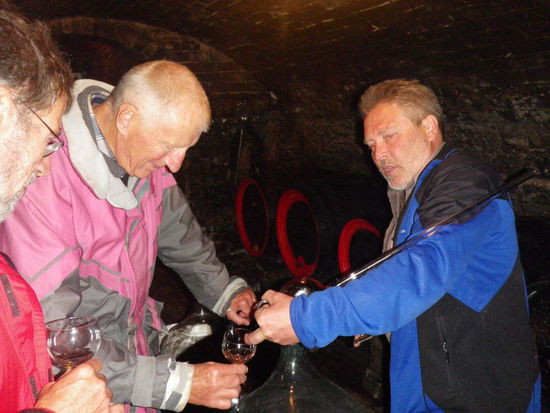 Aus jedem Fass zieht der Gastgeber mit einem Glasheber eine Weinprobe und läßt sie mit einer eleganten Schwungbewegung in unser Glas laufen.