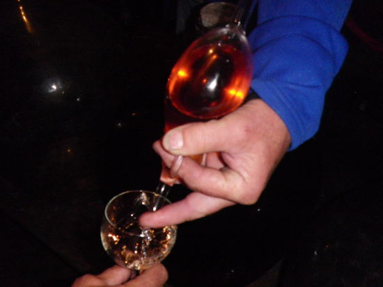 Weil niemand von uns rechtzeitig "Stop" sagt, bekommen wir die Gläser immer randvoll - unhöflich wäre es, sie nicht auszutrinken, zumal jeder neue Wein neue angenehme Geschmacksvarianten bietet