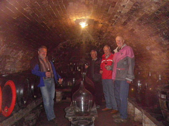 Im Stehen findet die Weinprobe langt, solange man noch stehen kann.
Und solange die Füße nicht eiskalt werden