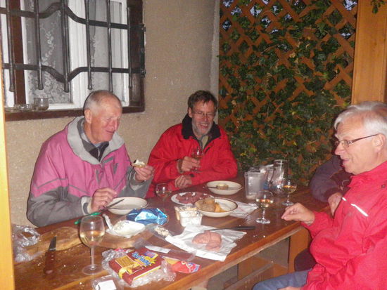 In einem Raum im Obergeschoss langen wir dann zu einer zünftigen Brotzeit zu.