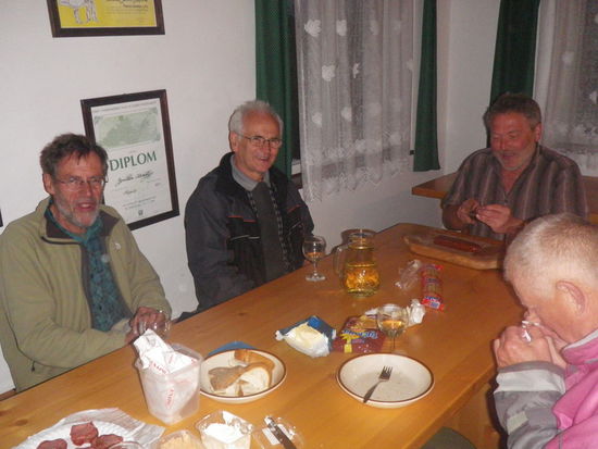 Die Wände hängen voller Diplome des Winzers für Preise, die er für seine Erzeugnisse erzielt hat.