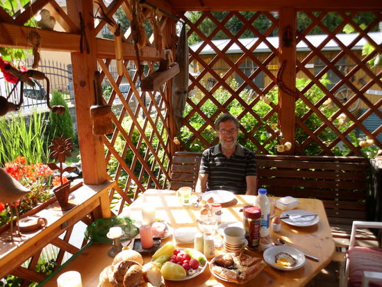 das wir bei warmer Sonne in der Gartenterasse genießen.