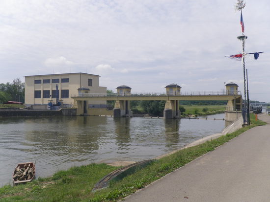 Eine Stippvisite an der aufgestauten March (Morava), das hier genau auf der Grenze zur Slowakei steht. Links wird für die Slowakei Strom erzeugt, rechts für Tschechien.