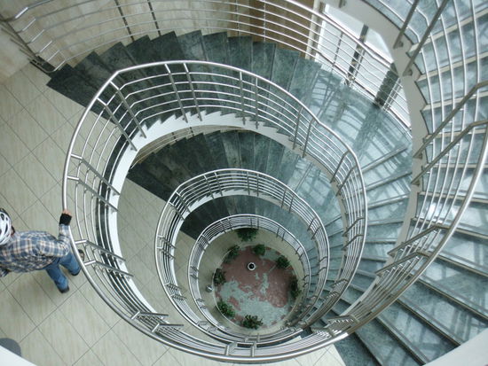 Genauso interessant ist der Blick innen in den Turm der Sparkasse, an dessen Spitze ein Faucaultsches Pendel aufgehängt ist. Die Mosaiklandkarte unten zeigt eine Karte von Europa,Afrika und Asien, in deren Mittelpunkt Hodonin liegt. Die Erde dreht sich unter dem Pendel weg, so dass das Pendel scheinbar immer andere Gegenden der Welt überstreicht, nur durchs Zentrum Hodonin pendelt es bei jeder Bewegung.