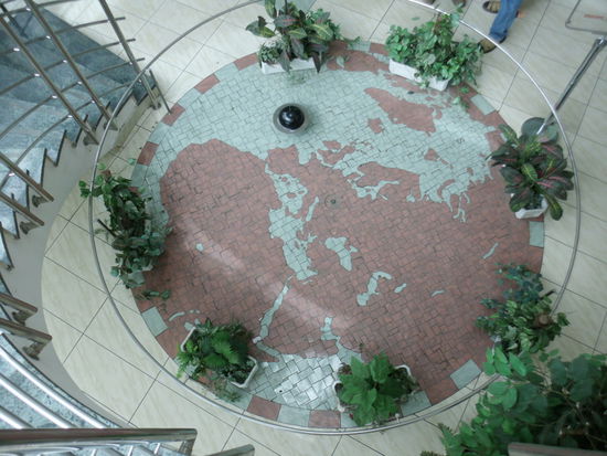 Ein paar Stunden später pendelt es zwischen Island und dem roten Meer, aber immer durch Hodonin in der Mitte