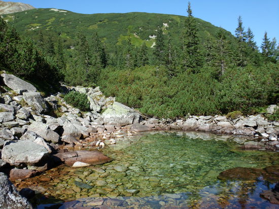 erste Paßhöhe auf 1775 m ü.M, dahinter ein winziger Gletschersee