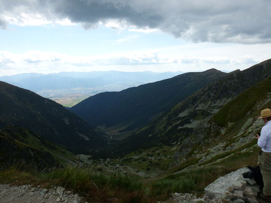 und das ist der Blick nach Süden, hinten die Niedere Tatra, dazwischen das Waagtal mit Liptovsky Mikulas. Hier könnten wir runter, um von dort aus mit dem Bus nach Habovka zurückzufahren. Theoretisch zu schaffen, aber es ginge um Minuten, dass wir den letzten Bus nicht verpassen, da gehen wir lieber nach Norden zurück.