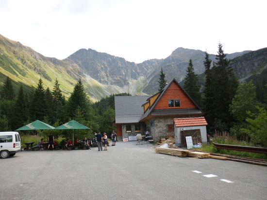 Unterwegs dorthin ist das Tal touristisch voll erschlossen, sogar Autos kommen hierhin, allerdings nur Privilegierte!