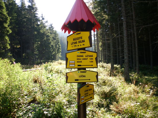 An den malerischen Wegweisern bestätigen wir uns, dass wir gut in der Zeit sind und im übrigen topfit !