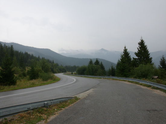 Abwärts können wir uns rollen lassen, aber da zieht auch noch Regen heran, also so schnell runter wie möglich !