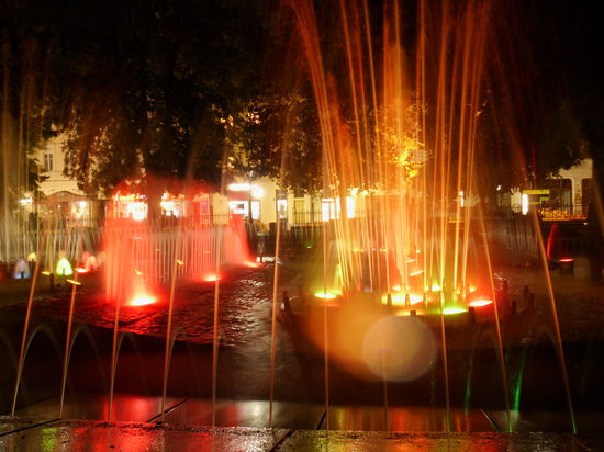 Die Wasserspiele zwischen Dom und Theater fordern Domi zum Fotografieren heraus: das kann sich sehen lassen !